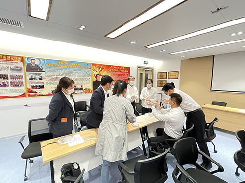 公司機關(guān)黨支部舉辦 “迎中秋 做月餅 畫團(tuán)扇”主題黨日活動